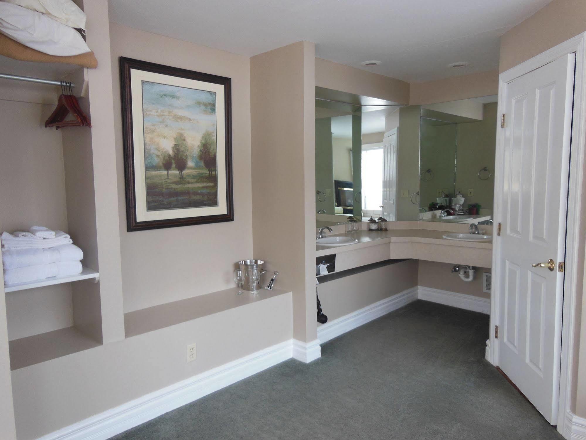 Stone Waters Inn Bellaire Εξωτερικό φωτογραφία